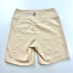 FREE PEOPLE MOVEMENT WOMENS XS CREAM HOT SHOT BIKE SHORTS CASUAL 4” KNIT BOTTOMS